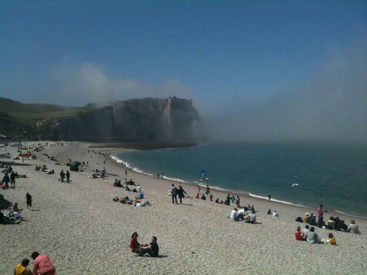 Le Tout A Pied Et Son Parking Prive Etretat Exterior photo